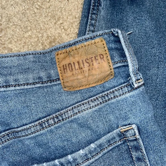 Hollister Ultra High-Rise Mom Jeans - Picture 8 of 9